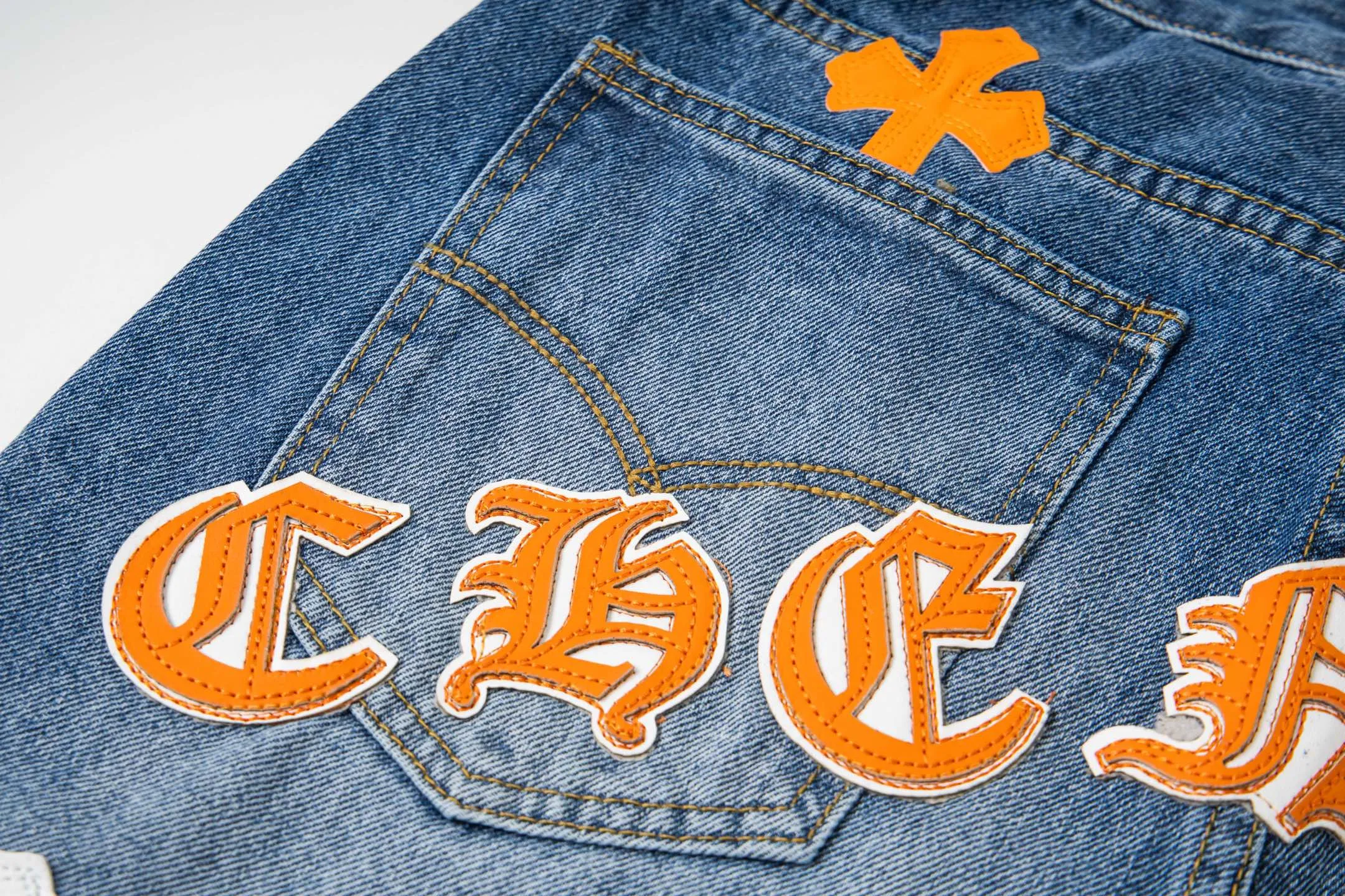 P260 Chrome Hearts light blue pants, Sanskrit yellow and white patchwork leather jeans. CH jeans need to be washed before being dismantled and then hand-stitched with sheepskin cross leather and then spliced ​​together. The whole piece has too many craftsmanship to explain. The patchwork is decorated with cross flowers, and the high-waisted washed jeans! ! Absolutely high-end luxury products, god-level single products and super popular products, made with top heavy industry, a must-see magic weapon. Customized hardware. The fabric is thick and soft after washing. It has good breathability. Customized small leather label. Unique design. The details are simple and elegant, and the workmanship is exquisite. The entire trousers are neatly routed and the details are in place! It’s so cool that both men and women can easily control the genderless trend! Style number: 1804# Color: blue Size: 28 30 32 34